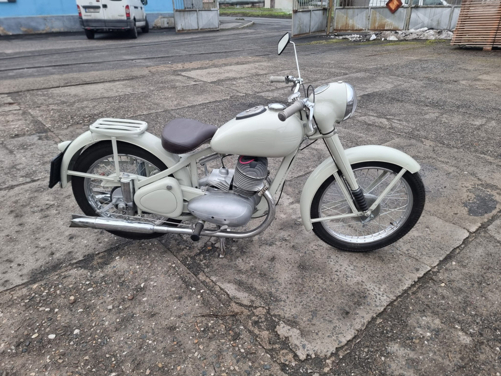 Jawa 350 pérák